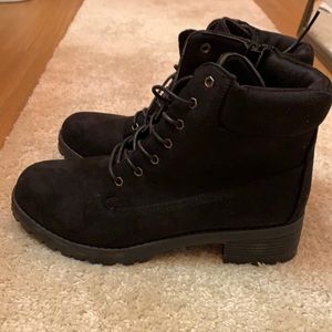 Size 10 women’s faux suede boots